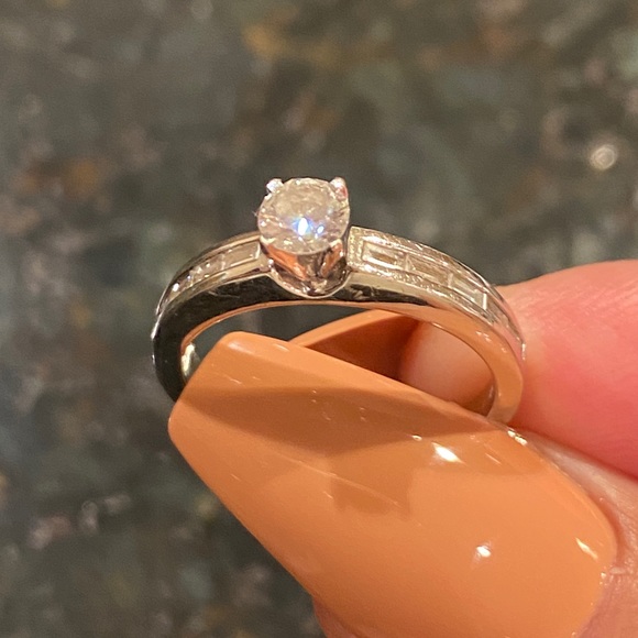 DIAMOND ENGAGEMENT RING - Picture 4 of 8